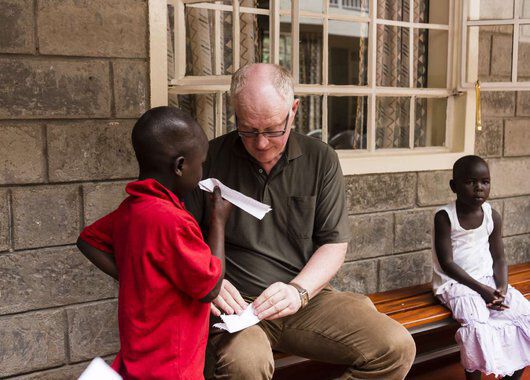Erling &Oslash;lstad bretter papirfly p&aring; Kipchamgaa Children&rsquo;s Home