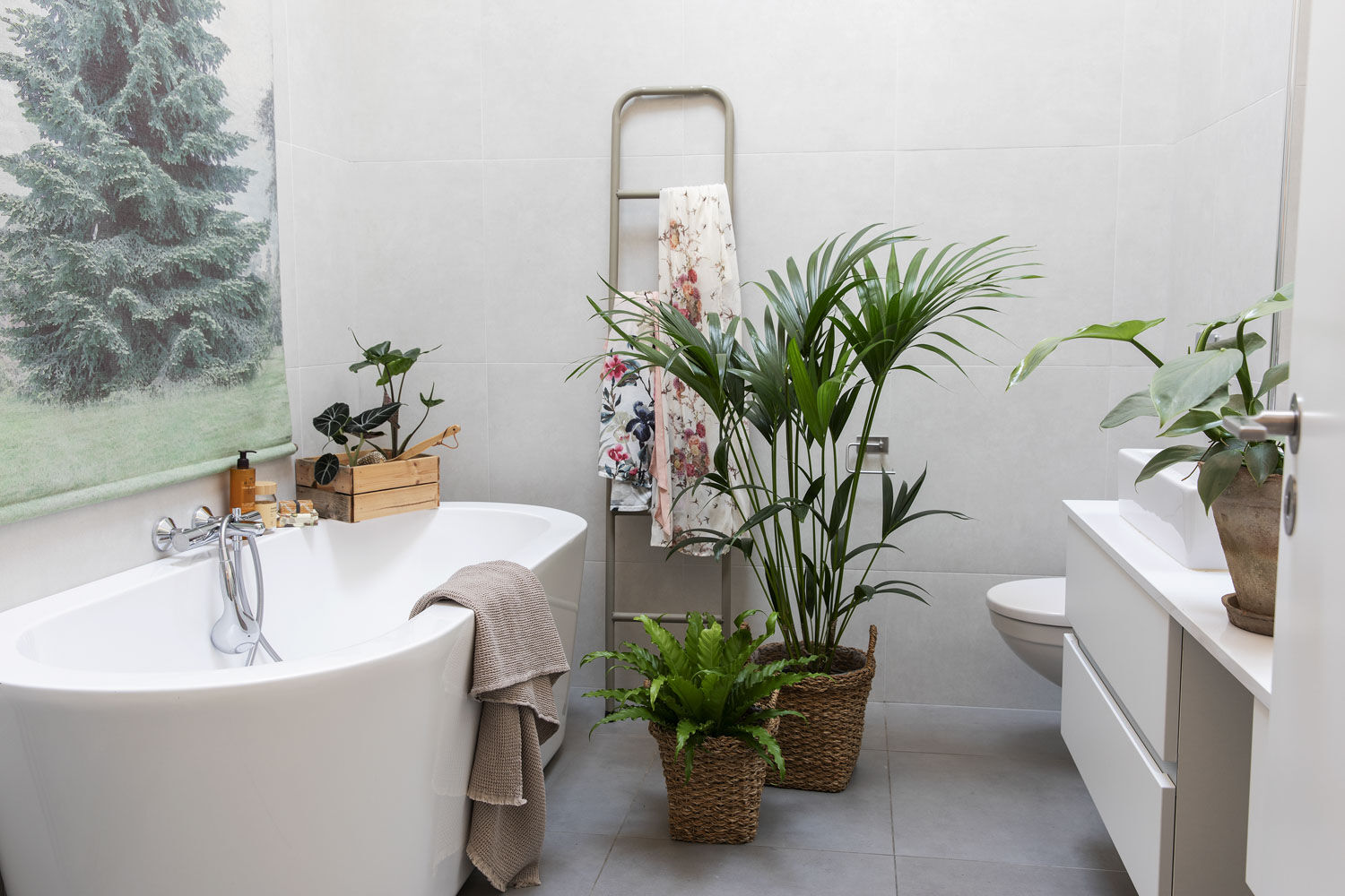 Gr&oslash;nne planter p&aring; badet