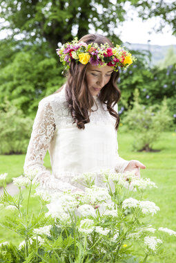 pynt deg med blomsterkrans i h&aring;ret
