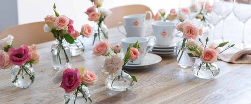 festbord pyntet med sm&aring;vaser og blomster