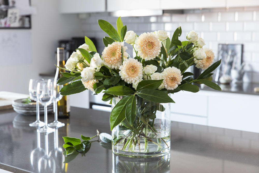 bukett med germini i glassvase