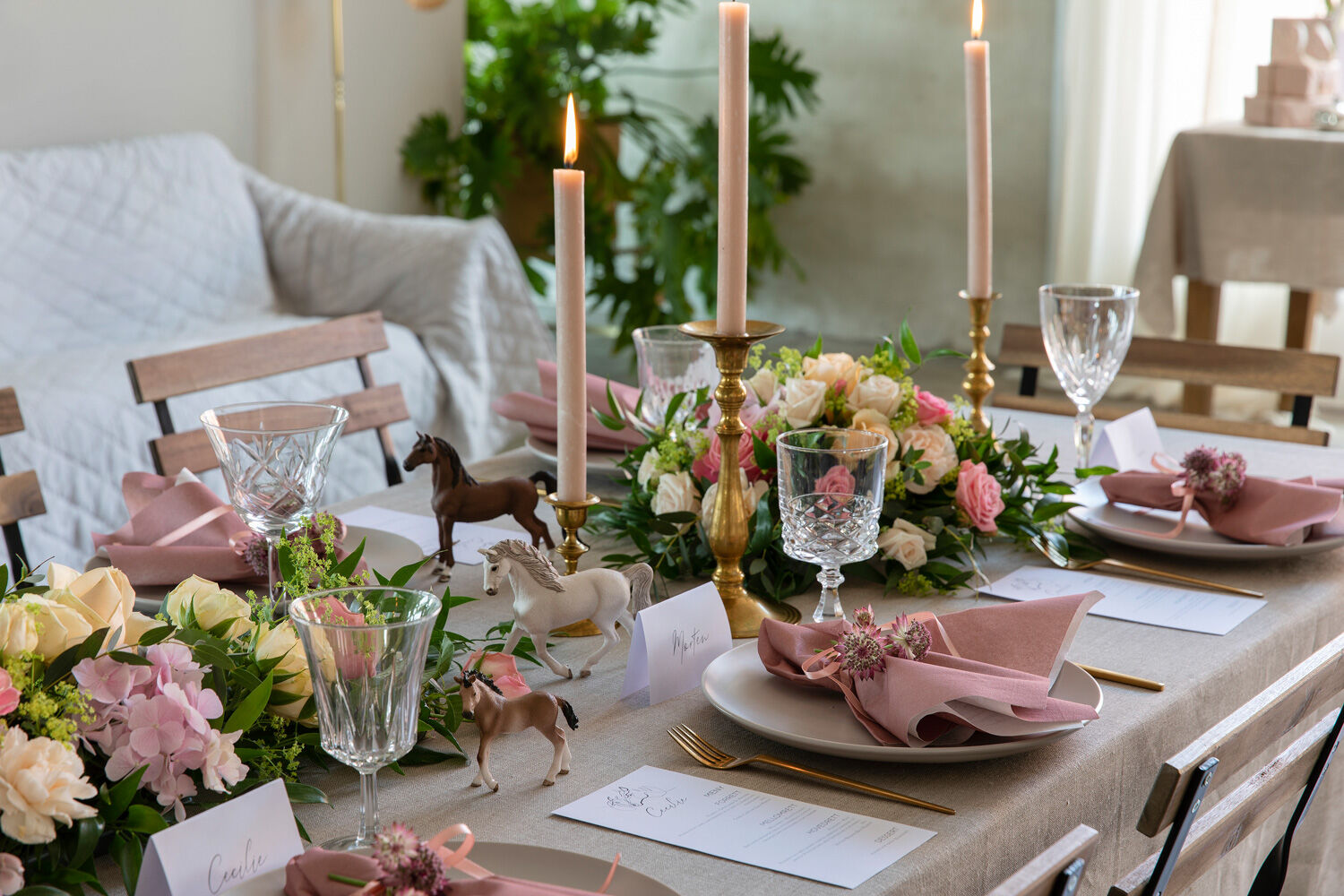 Blomsterdekorasjon til d&aring;p