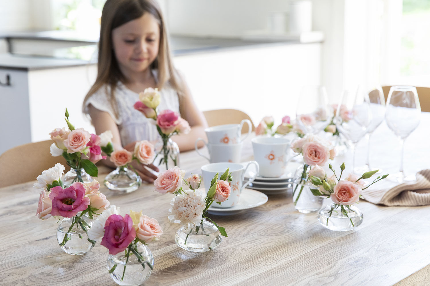 festbord pyntet med blomster i sm&aring;vaser