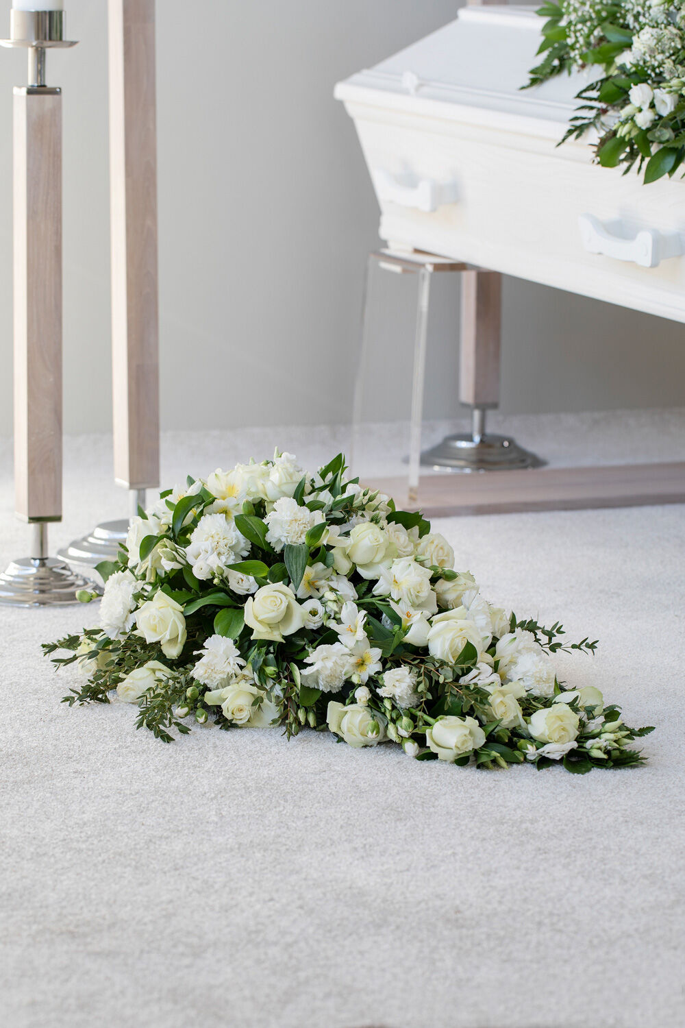B&aring;redekorasjon i hvitt og gr&oslash;nt.