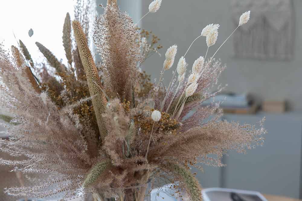 T&oslash;rkede blomster og str&aring;