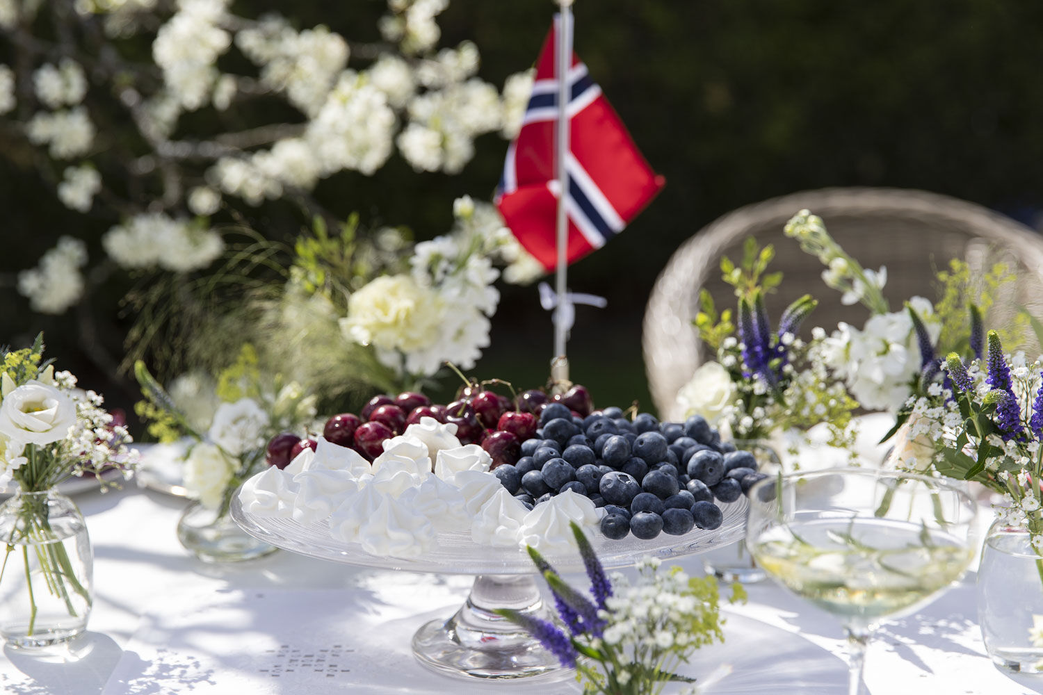 plukk og miks blomster i r&oslash;dt, hvitt og bl&aring;tt