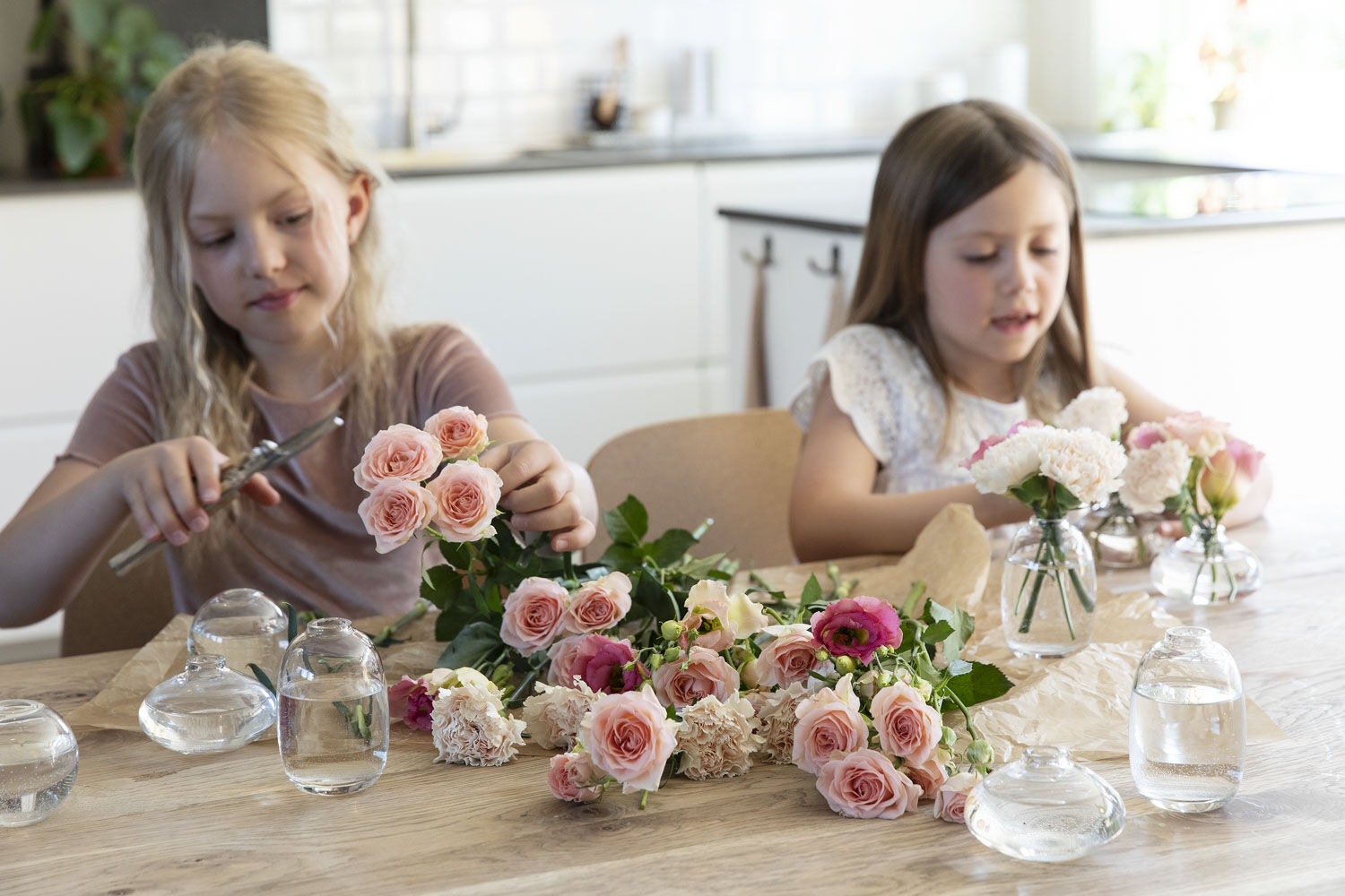 sett 1-3 blomsterstilker i hver vase