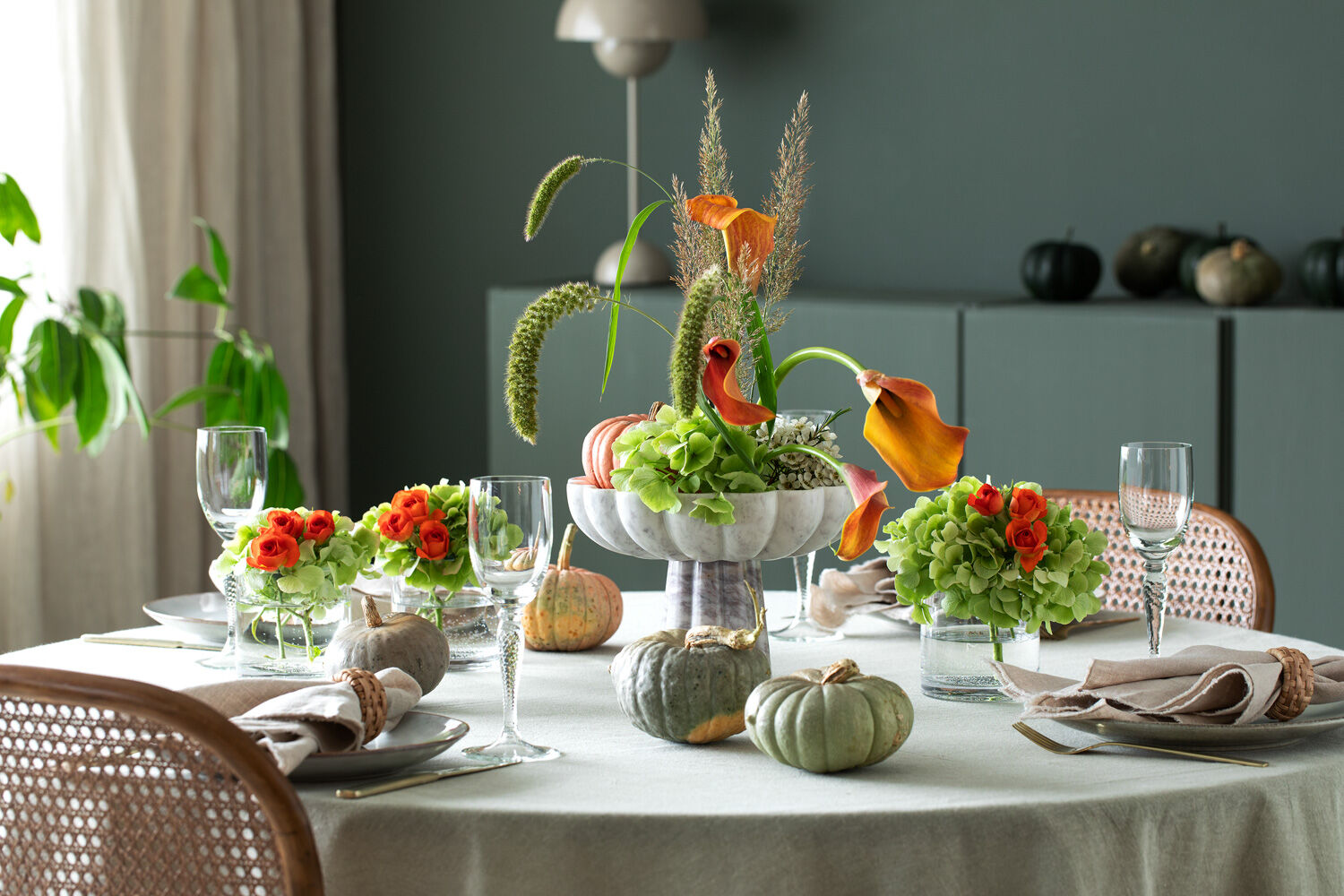bordet pyntet med sm&aring; pyntegresskar og blomster