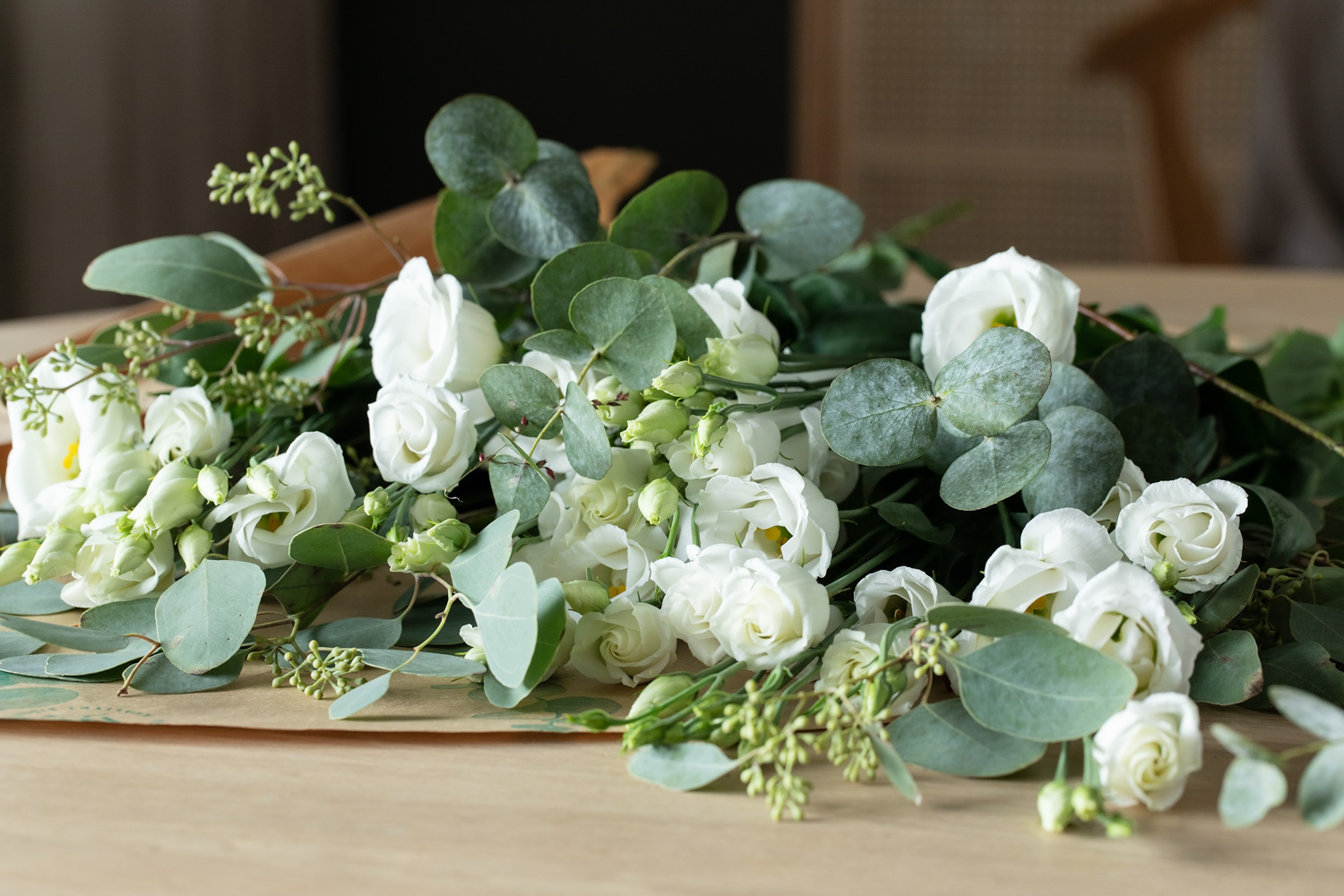Lisianthus og eucalyptus