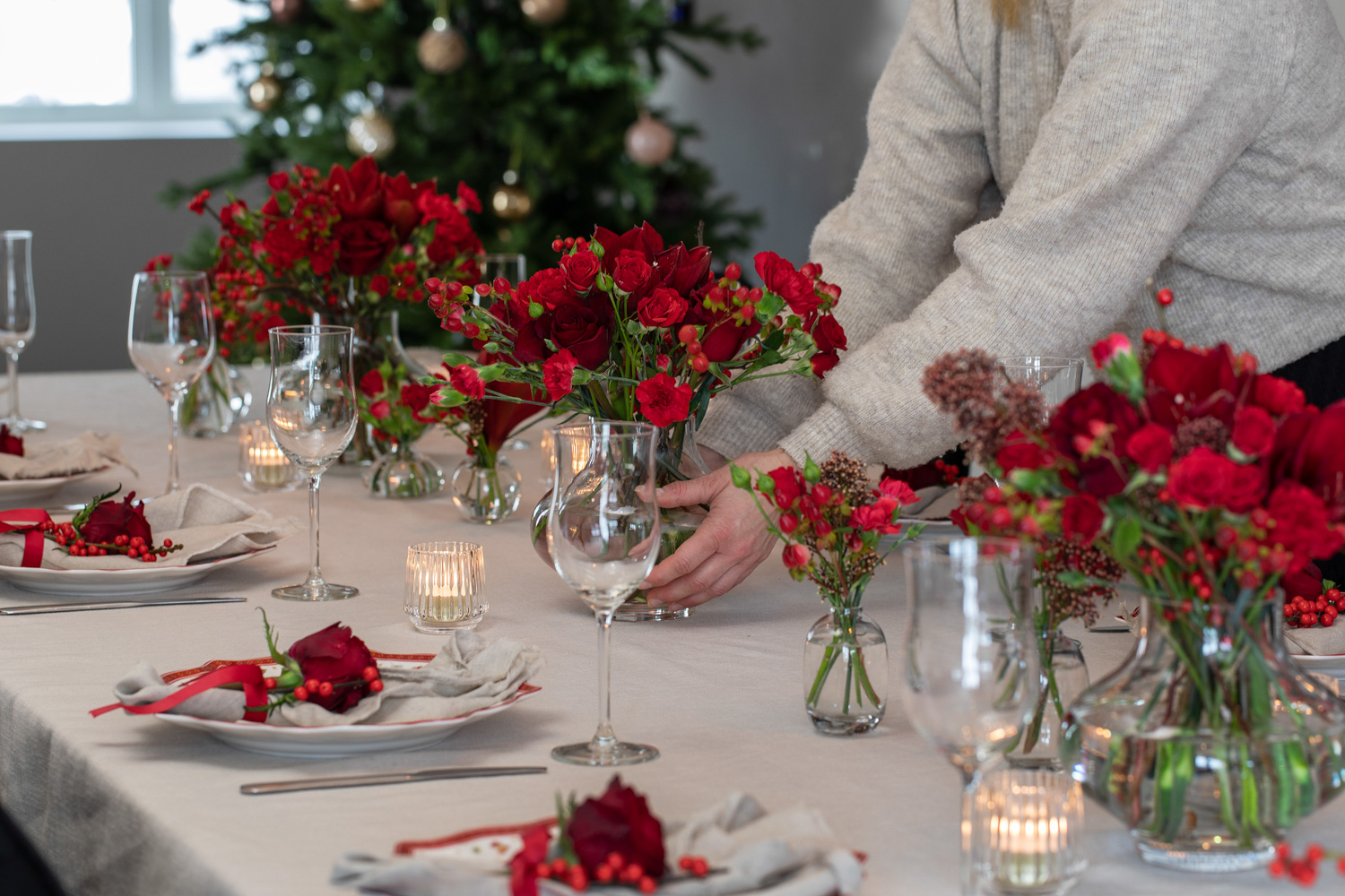Pynte bordet med r&oslash;de blomster